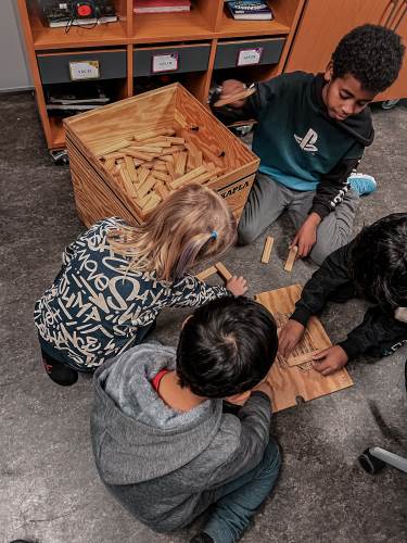 En gjeng bygget med Kapla klosser.